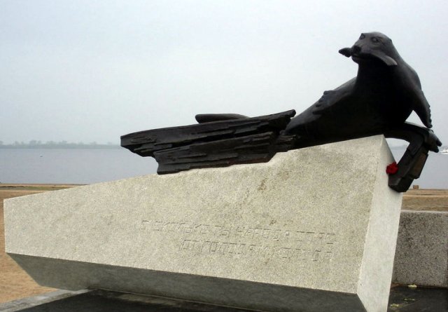 Памятник «Тюленю-спасителю» в Архангельске